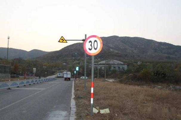 没有限速标志有中心线的乡道限度多少?这是乡镇道路